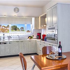 4 bedroom villa with pool close to beach on Akrotiri peninsula, sleeps 8